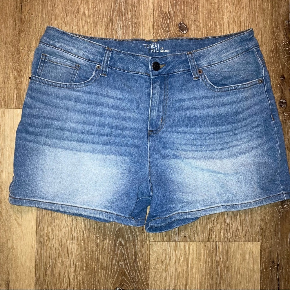Time and Tru Women’s Mid-Rise Jean Shorts Size 14 Everyday, Casual,  Distressed